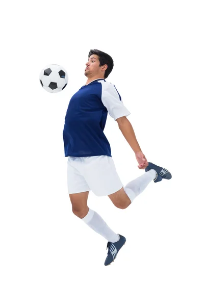 Jogador de futebol em jogo branco — Fotografia de Stock