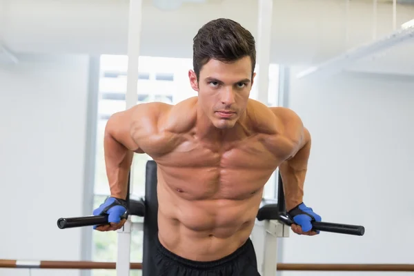 Hombre muscular haciendo entrenamiento de fitness crossfit —  Fotos de Stock