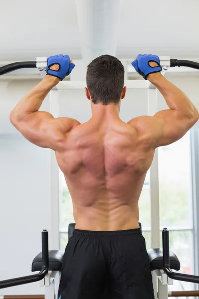 Male body builder doing pull ups at the gym — Stock Photo, Image