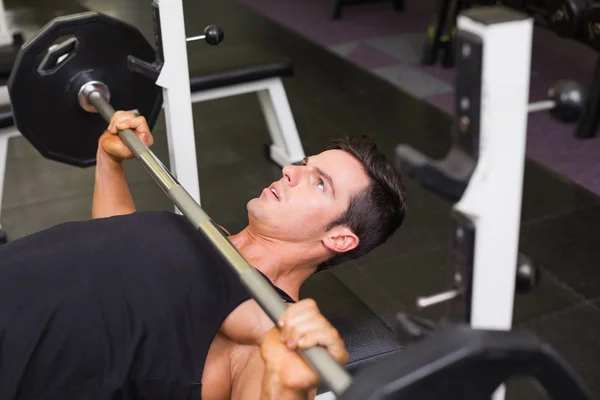 Homem muscular determinado levantando barbell — Fotografia de Stock