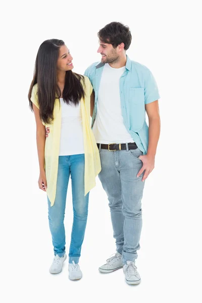 Casal feliz sorrindo um para o outro — Fotografia de Stock