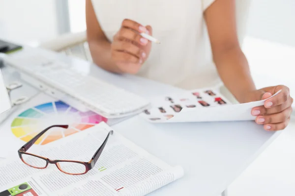 Fotoredakteurin arbeitet an Kontaktbogen — Stockfoto