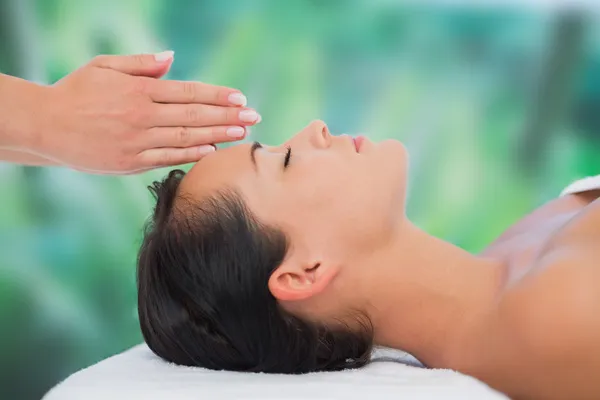 Brunette getting reiki therapy — Stock Photo, Image