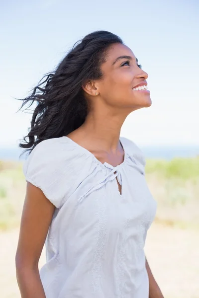 Случайная женщина, улыбающаяся на ветру — стоковое фото