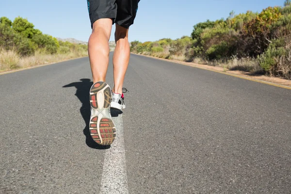 Hombre en forma trotando en el camino abierto — Foto de Stock