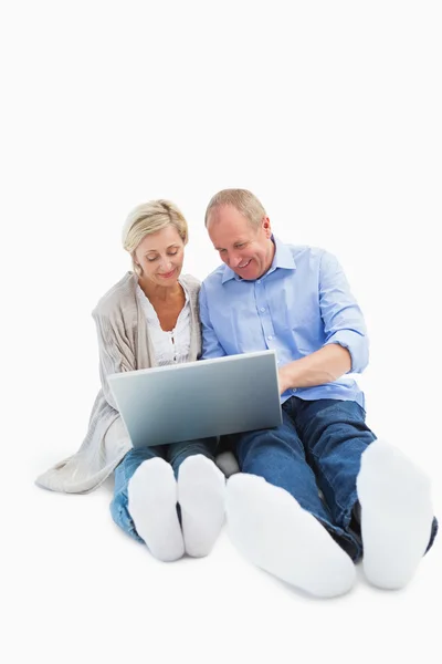 Gelukkige volwassen paar met behulp van laptop — Stockfoto