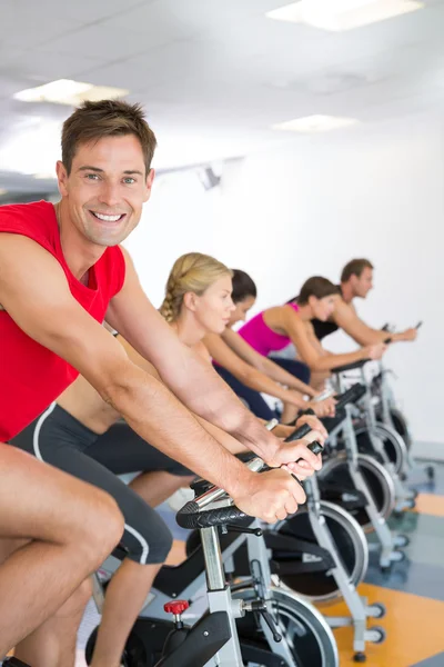 Man smiling at camera during spin class — Stock Photo, Image