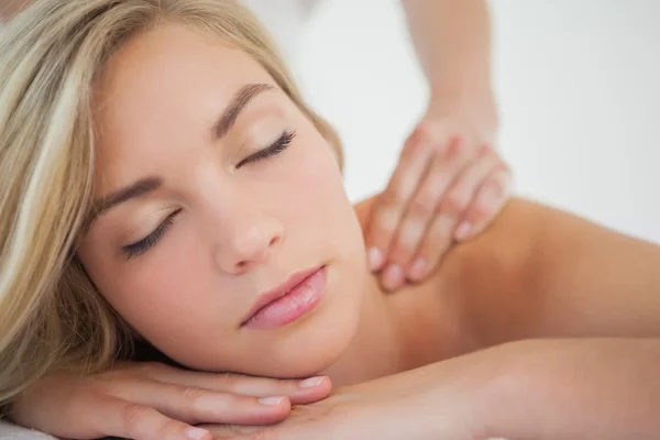 Mooie blonde genieten van een massage — Stockfoto