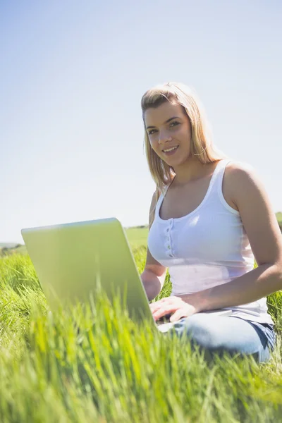 Όμορφη ξανθιά χρησιμοποιώντας το laptop — Φωτογραφία Αρχείου