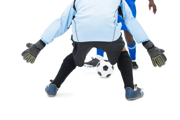 Útočník zasáhnout fotbal na brankář — Stock fotografie
