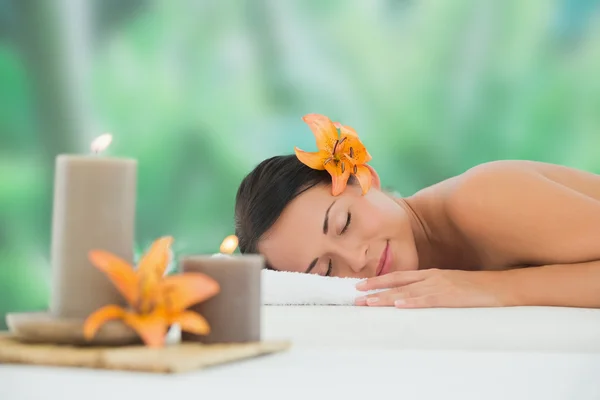 Bruna rilassante sul lettino da massaggio — Foto Stock