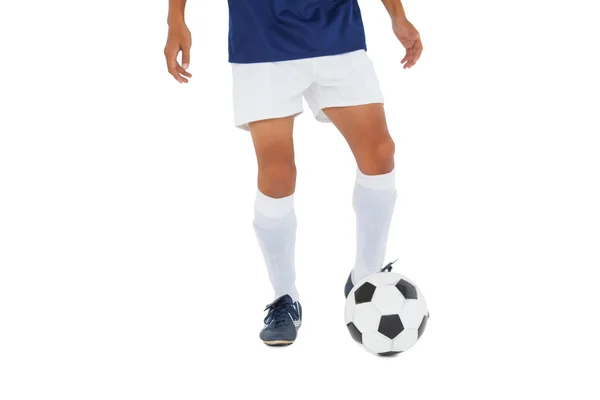 Piłkarz w niebieskiej piłkę kopanie — Zdjęcie stockowe