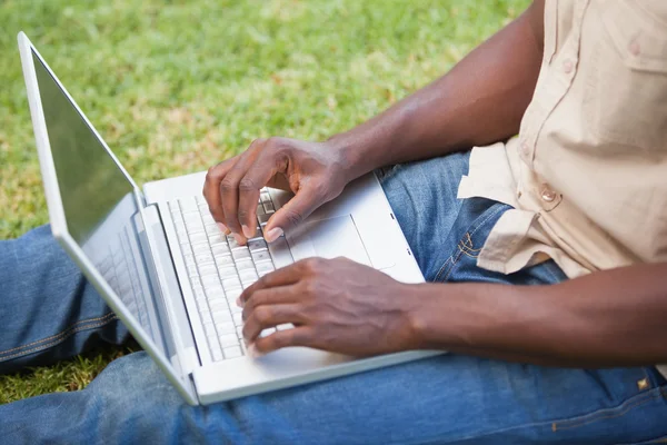 Człowiek relaksu w ogrodzie przy użyciu laptopa — Zdjęcie stockowe