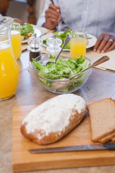 Rodzina je razem lunch. — Zdjęcie stockowe