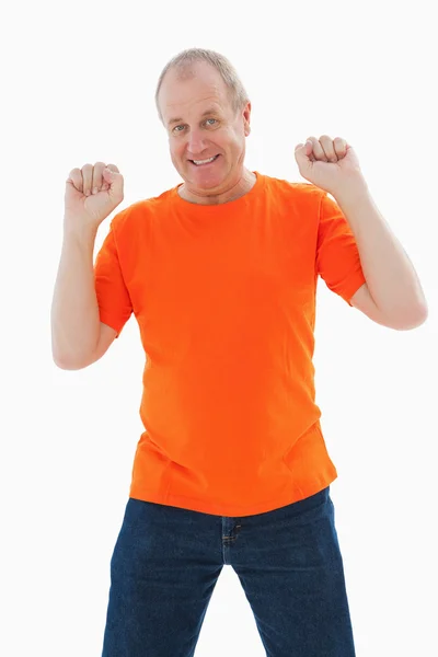 Volwassen man in oranje tshirt juichen — Stockfoto
