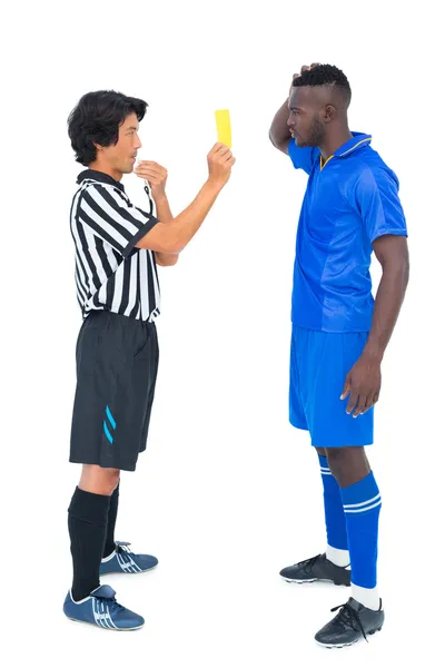 Árbitro mostrando tarjeta amarilla al jugador de fútbol — Foto de Stock