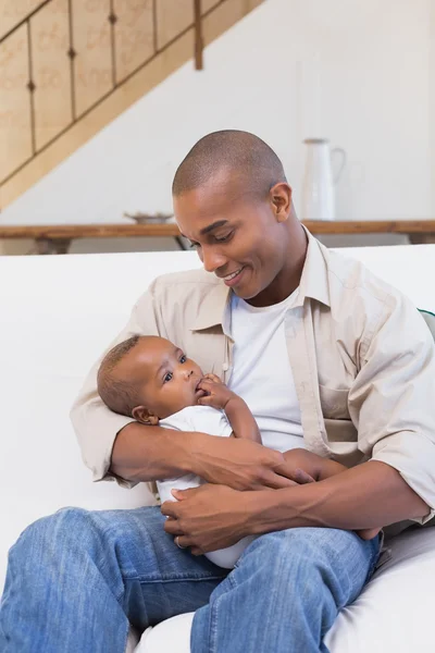 Ευτυχής πατέρας δαπάνες χρόνο με το μωρό στον καναπέ — Φωτογραφία Αρχείου