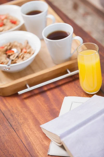 Café da manhã na bandeja na mesa de café — Fotografia de Stock