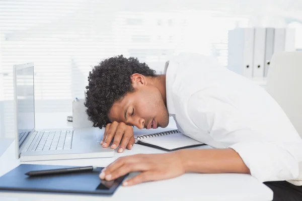 Hombre de negocios agotado durmiendo en su escritorio — Foto de Stock