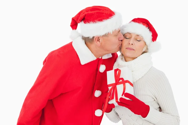 Pareja festiva sonriendo y sosteniendo regalo — Foto de Stock