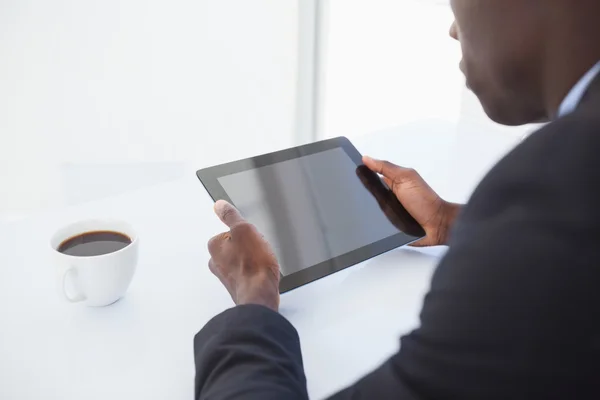 Zaměřil podnikatel při pohledu na jeho tablet — Stock fotografie