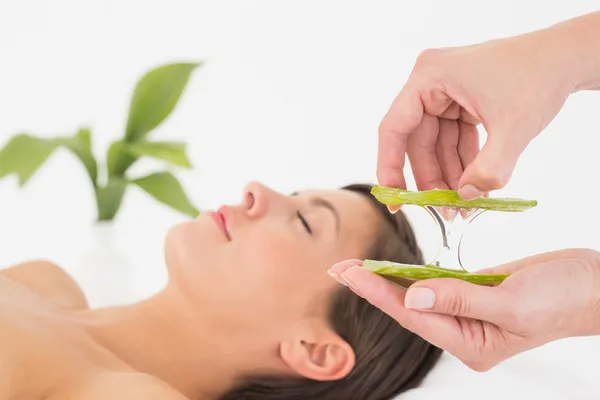 Attraktiv ung kvinna tar emot aloe vera massage på spacenter — Stockfoto