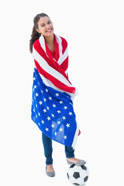 Brunett iklädd den amerikanska flaggan med fotboll — Stockfoto