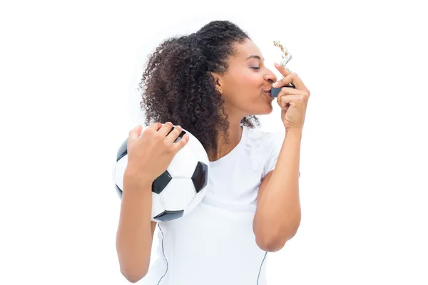 Jogador de futebol beijando vencedores figurine — Fotografia de Stock