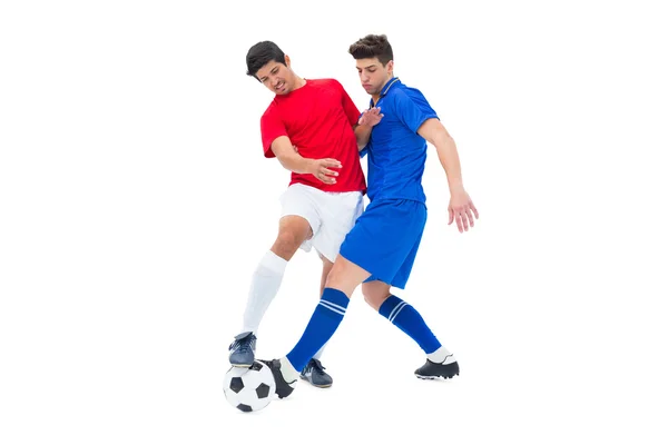 Jogadores de futebol atacando para a bola — Fotografia de Stock