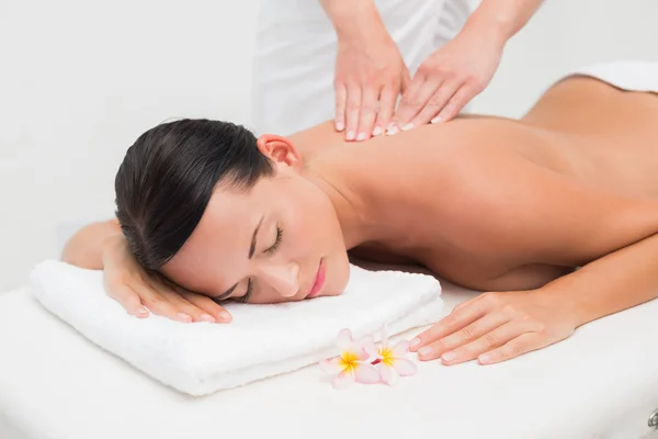 Linda morena desfrutando de uma massagem nas costas — Fotografia de Stock