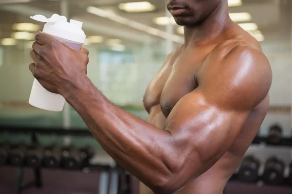 Σπορ άνθρωπος που κρατά την πρωτεΐνη ποτό στο γυμναστήριο — Φωτογραφία Αρχείου