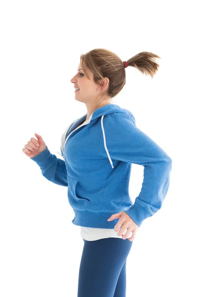 Seitenansicht einer jungen Frau beim Laufen — Stockfoto