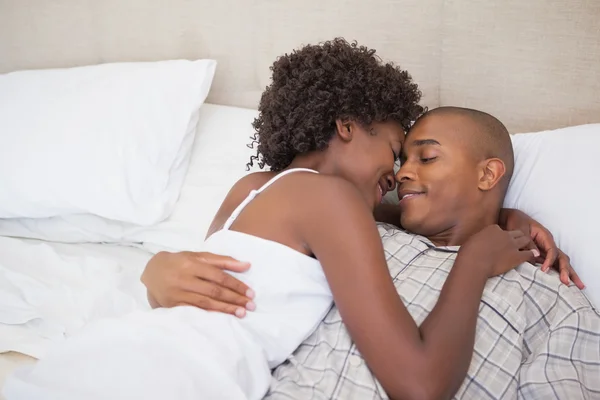 Lyckliga paret i sängen tillsammans — Stockfoto