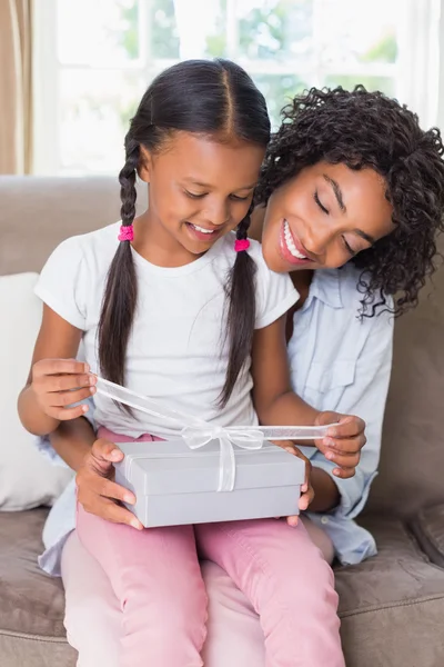 Mooie moeder dochter het aanbieden van een geschenk — Stockfoto