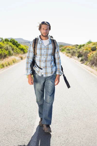 Hombre caminando por el camino rural —  Fotos de Stock