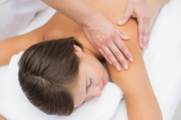 Atrakcyjna młoda kobieta odbiera ramię masażu w centrum odnowy biologicznej — Zdjęcie stockowe