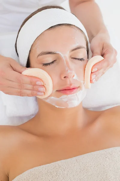 El Temizleme kadının yüzüne pamuk temizleme bezi ile — Stok fotoğraf