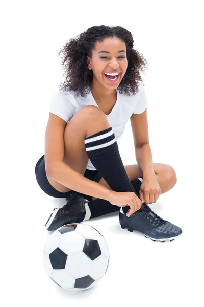 Bonito jugador de fútbol en blanco atando su cordón de zapatos — Foto de Stock