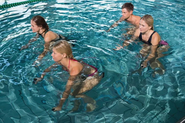 Fitness klass med undervattens motionscyklar — Stockfoto
