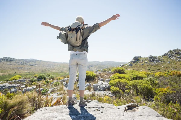 Hiker standing at the summit — Stock Photo, Image