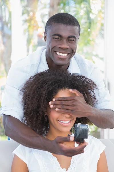 Man covering the eyes of his girlfriend — Stock Photo, Image