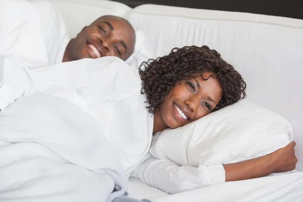 Casal feliz dormindo juntos na cama — Fotografia de Stock