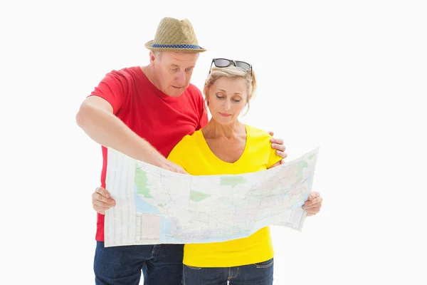 Потерянная пара туристов с помощью карты — стоковое фото