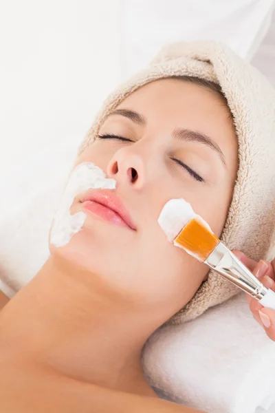 Attractive woman receiving treatment at spa center — Stock Photo, Image