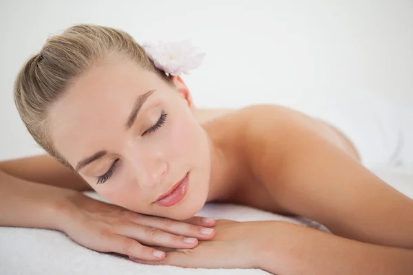 Linda loira relaxante na mesa de massagem — Fotografia de Stock