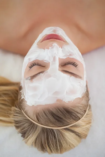 Loira bonita recebendo um tratamento facial — Fotografia de Stock