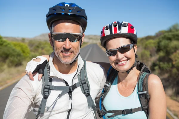 Casal ativo indo para um passeio de bicicleta no campo — Fotografia de Stock