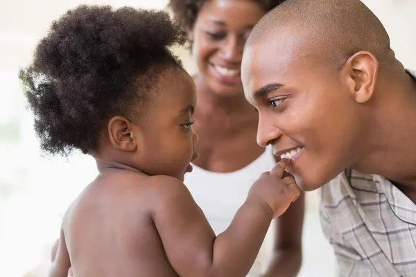 Genitori felici con la loro bambina — Foto Stock