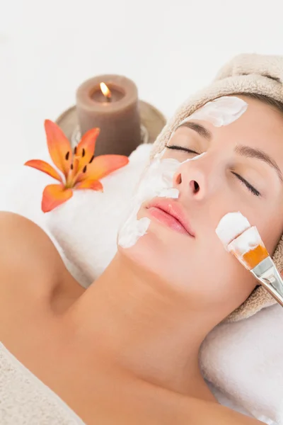 Attractive woman receiving treatment at spa center — Stock Photo, Image