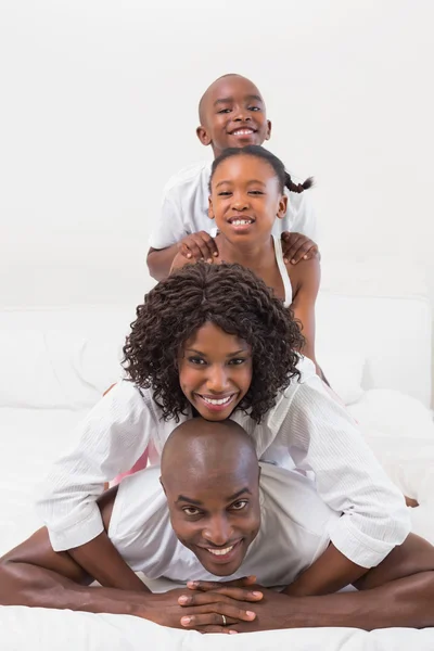 Famiglia felice insieme a letto — Foto Stock